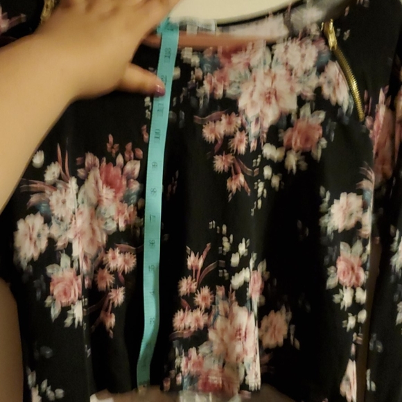 🌺2/$25🌺 Black Floral Crop Top Zipper Accents - Picture 7 of 7